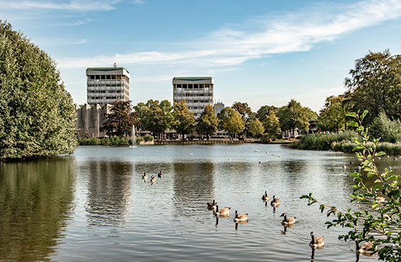 Blick auf den Creiler Platz mit den Rathaustürmen und dem Museum.