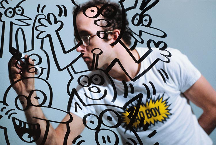 Tseng Kwong Chi Keith Haring drawing on glass, 1985 Foto: © Muna Tseng Dance Projects, Inc. Kunst: © Keith Haring Foundation